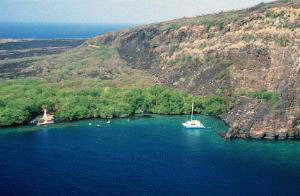 Tour boat near Capt. James Cook Monument